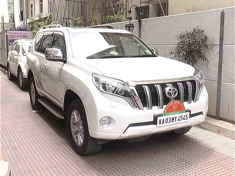 ಕೋಟಿ ರೂ.ಬೆಲೆಯ   ಗಿಫ್ಟ್  ಕಾರನ್ನು ವಾಪಸ್ ನೀಡಿದ ಯಡಿಯೂರಪ್ಪ